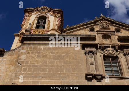 Orihuela, Alicante, Spanien - 13. April 2023: Fassade des Diözesankollegs und Konvents von Santo Domingo Stockfoto