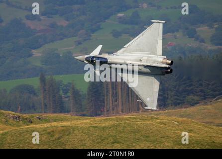 RAF Typhoon FGR 4, Durchführung von niedrigen Flugausbildung in Snowdonia, Wales. Die Mach Loop, LFA7, Niedrig fliegende Bereich 7, Stockfoto