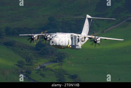 RAF ATLAS C.1 (A400M) navigiert durch LFA7 in Wales auf einer Trainingsfahrt auf niedrigem Niveau Stockfoto