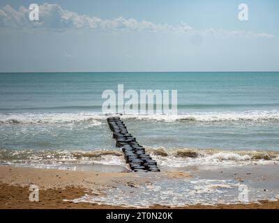 Vormittag am Strand von Bibione in italien, Sanddünen und steinige Wellenbrecher in der Nähe des Leuchtturms von Bibione, erbaut im Jahr 1913. Stockfoto