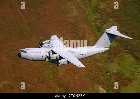 RAF ATLAS C.1 (A400M) navigiert durch LFA7 in Wales auf einer Trainingsfahrt auf niedrigem Niveau Stockfoto