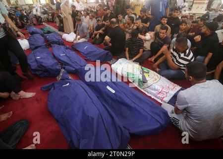 Rafah, Palästina. Oktober 2023. Die Menschen versammeln sich in einer Moschee, um über die Leichen der Familie Abu Quta und ihrer Nachbarn zu beten, die bei israelischen Streiks auf die palästinensische Stadt Rafah getötet wurden. Menschen versammeln sich in einer Moschee, um über die Leichen der Familie Abu Quta und ihrer Nachbarn zu beten. getötet bei israelischen Angriffen auf die palästinensische Stadt Rafah im südlichen Gazastreifen während ihrer Beerdigung am 8. Oktober 2023. Quelle: Imago/Alamy Live News Stockfoto