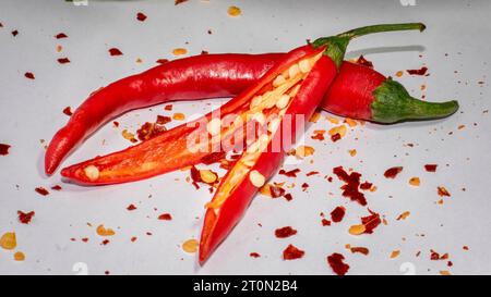 Red Chili Elegance: Feurige Fotografie auf einer weißen Leinwand - Gewürz des Lebens: Fesselnde rote Chili Porträts - Eine rote Chili Fotografie Showcase Stockfoto