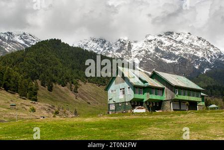 Kaschmir Schneeberge. Eingebettet in das malerische Kaschmir-Tal, atemberaubender Anblick, mit den majestätischen schneebedeckten Bergen des Himalaya Stockfoto