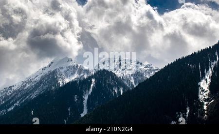 Kaschmir Schneeberge. Eingebettet in das malerische Kaschmir-Tal, atemberaubender Anblick, mit den majestätischen schneebedeckten Bergen des Himalaya Stockfoto