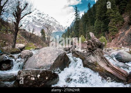 Kaschmirs Wintermajestät - Kaschmirs schneebedeckte Schönheit am See - die Ruhe im Himalaya: Die Glückseligkeit am See und in den Bergen Stockfoto