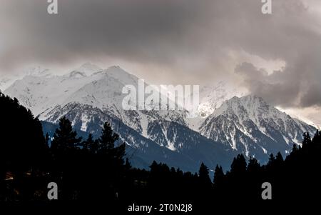 Kaschmir Schneeberge. Eingebettet in das malerische Kaschmir-Tal, atemberaubender Anblick, mit den majestätischen schneebedeckten Bergen des Himalaya Stockfoto