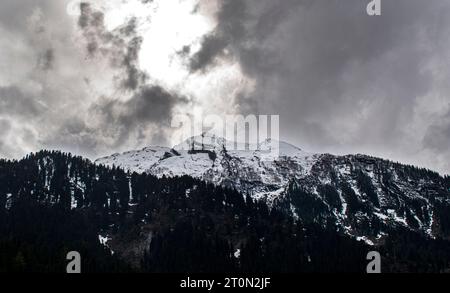 Kaschmir Schneeberge. Eingebettet in das malerische Kaschmir-Tal, atemberaubender Anblick, mit den majestätischen schneebedeckten Bergen des Himalaya Stockfoto