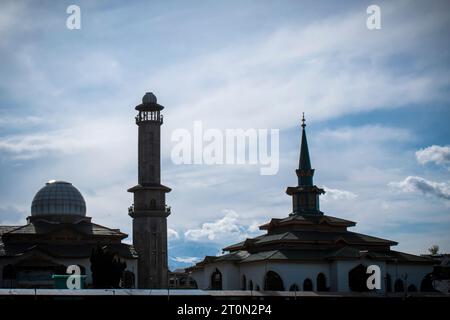 Dorf und Moschee in Kaschmir, kleines Dorf mit wunderschönen schneebedeckten Bergen im Hinterland, der schönste Himmel der Welt Stockfoto