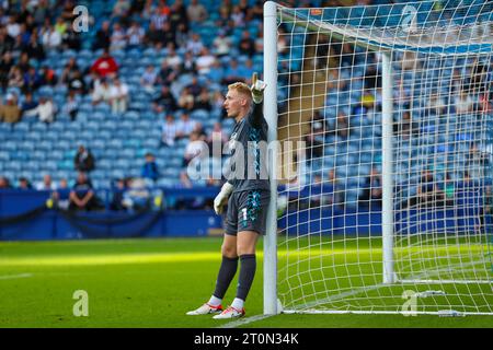 Hillsborough Stadium, Sheffield, England - 7. Oktober 2023 Cameron Dawson Torhüter von Sheffield Wednesday unterrichtet seine Spieler - während des Spiels Sheffield Wednesday gegen Huddersfield Town, EFL Championship, 2023/24, Hillsborough Stadium, Sheffield, England - 7. Oktober 2023 Credit: Mathew Marsden/WhiteRosePhotos/Alamy Live News Stockfoto