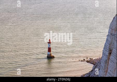 Beachy Head Lighthouse, ein Leuchtturm im Stil eines Felsenturms im Englischen Ärmelkanal unterhalb der Klippen von Beachy Head in East Sussex, Südengland Stockfoto