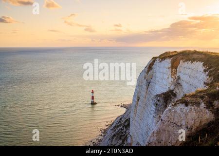 Beachy Head Lighthouse, ein Leuchtturm im Stil eines Felsenturms im Englischen Ärmelkanal unterhalb der Klippen von Beachy Head in East Sussex, Südengland Stockfoto