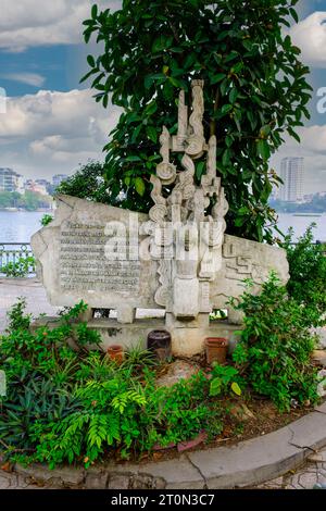 Hanoi, Vietnam. John McCain Memorial am Ufer des Truc Bach Lake. Stockfoto