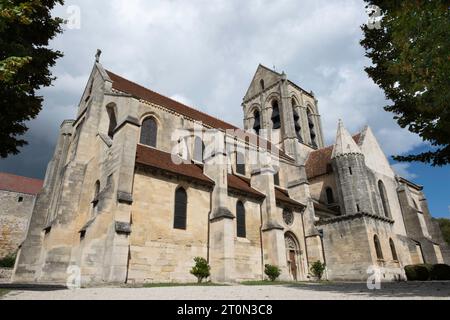 Die Kirche Notre-Dame-de-l'Assomption befindet sich in Auvers-sur-Oise im französischen Departement Val-d'Oise. Er wurde von Vincent Van Gogh gemalt Stockfoto