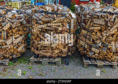 Nahaufnahme von Birkenfeuerholz in Transportbeuteln. Schweden. Stockfoto