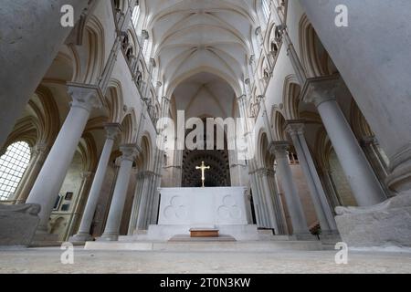Benediktinerkirche und Kloster der Cluniac in Vézelay, Burgund in Frankreich. Innenraum mit Chor und Ambulatorium, Säulen, Altar und goldenem Kreuz Stockfoto