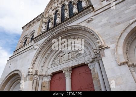 Fassade der Benediktiner- und Cluniakabteikirche und des Klosters in Vézelay im ostzentralen französischen Département Yonne Stockfoto