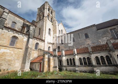 Die Kirche Notre-Dame-de-l'Assomption befindet sich in Auvers-sur-Oise im französischen Departement Val-d'Oise. Die Kirche wurde von Vincent van Gogh gemalt Stockfoto