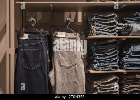 Bangkok, Thailand - 16. September 2023: Jeans im H&M Store. Stockfoto