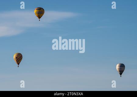 Madrid, Spanien. Oktober 2023. Heißluftballons fliegen über die Stadt oder Aranjuez, südlich von Madrid, während eines Heißluftballonfestivals. Quelle: Marcos del Mazo/Alamy Live News Stockfoto