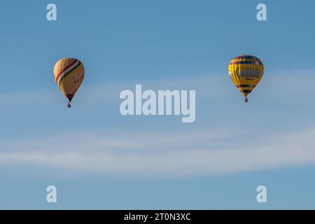 Madrid, Spanien. Oktober 2023. Heißluftballons fliegen über die Stadt oder Aranjuez, südlich von Madrid, während eines Heißluftballonfestivals. Quelle: Marcos del Mazo/Alamy Live News Stockfoto