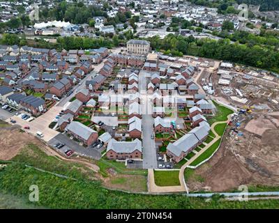 Drohnenansicht der im Bau befindlichen neuen Wohnungen neben neu bewohnten Häusern in Barratt Homes Brunel Quarter Housing Estate, Chepstow, September 2023 Stockfoto