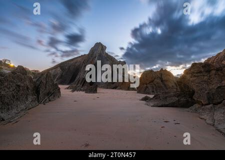 Langzeitaufnahme des Strandes Arnia in Santander, Kantabrien, Nordspanien mit Flyschfelsen und Sandstrand in der Dämmerung. Beliebtes Reiseziel Stockfoto