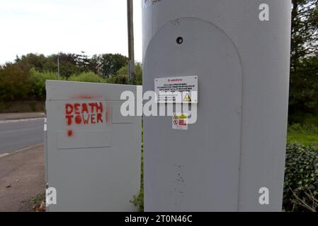 Graffiti-Schablonen von 5g Handy Mast Verschwörungstheorie über Gesundheit und EMP Bedenken auf Handy Antenne Equient in Chepstow, Wales Stockfoto