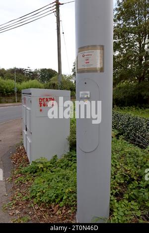 Graffiti-Schablonen von 5g Handy Mast Verschwörungstheorie über Gesundheit und EMP Bedenken auf Handy Antenne Equient in Chepstow, Wales Stockfoto