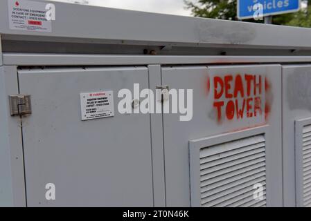 Graffiti-Schablonen von 5g Handy Mast Verschwörungstheorie über Gesundheit und EMP Bedenken auf Handy Antenne Equient in Chepstow, Wales Stockfoto