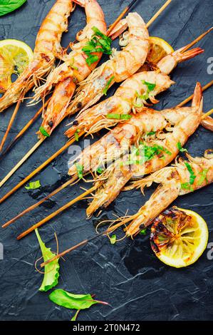 Leckere gegrillte Garnelen auf Holzspießen. Stockfoto