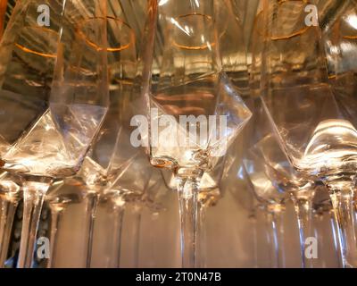 Ein Satz transparenter und glänzender Glasgefäße, Nahaufnahme von oben Stockfoto