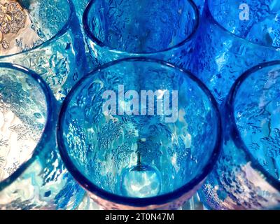 Ein Satz transparenter und blau glänzender Glasgefäße, Nahaufnahme von oben Stockfoto