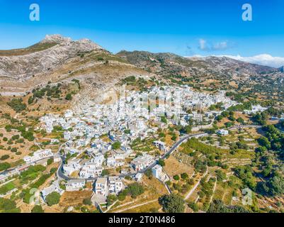 Landschaft mit Apeiranthos Stadt, Bergdorf auf der Insel Naxos in Griechenland Kykladen Stockfoto