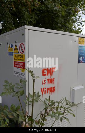 Graffiti-Schablonen von 5g Handy Mast Verschwörungstheorie über Gesundheit und EMP Bedenken auf Handy Antenne Equient in Chepstow, Wales Stockfoto