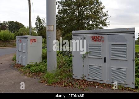 Graffiti-Schablonen von 5g Handy Mast Verschwörungstheorie über Gesundheit und EMP Bedenken auf Handy Antenne Equient in Chepstow, Wales Stockfoto