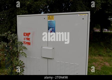 Graffiti-Schablonen von 5g Handy Mast Verschwörungstheorie über Gesundheit und EMP Bedenken auf Handy Antenne Equient in Chepstow, Wales Stockfoto