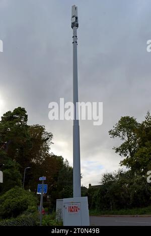 Graffiti-Schablonen von 5g Handy Mast Verschwörungstheorie über Gesundheit und EMP Bedenken auf Handy Antenne Equient in Chepstow, Wales Stockfoto