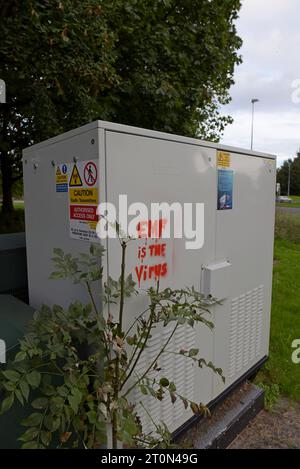 Graffiti-Schablonen von 5g Handy Mast Verschwörungstheorie über Gesundheit und EMP Bedenken auf Handy Antenne Equient in Chepstow, Wales Stockfoto