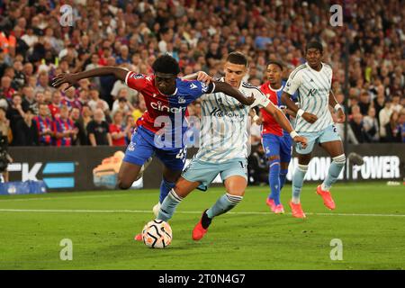 London, Großbritannien. Oktober 2023. Jesuran Rak-Sakyi aus Crystal Palace wird von Nicol‡Dom'nguez aus Nottingham Forest während des Premier League-Spiels zwischen Crystal Palace und Nottingham Forest am 7. Oktober 2023 im Selhurst Park, London, England, vereitelt. Foto von Ken Sparks. Nur redaktionelle Verwendung, Lizenz für kommerzielle Nutzung erforderlich. Keine Verwendung bei Wetten, Spielen oder Publikationen eines einzelnen Clubs/einer Liga/eines Spielers. Quelle: UK Sports Pics Ltd/Alamy Live News Stockfoto