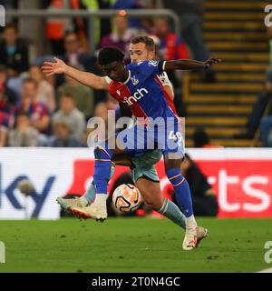 London, Großbritannien. Oktober 2023. Jesuran Rak-Sakyi aus Crystal Palace wird von Harry Toffolo aus Nottingham Forest während des Premier League-Spiels zwischen Crystal Palace und Nottingham Forest am 7. Oktober 2023 im Selhurst Park, London, England, gefordert. Foto von Ken Sparks. Nur redaktionelle Verwendung, Lizenz für kommerzielle Nutzung erforderlich. Keine Verwendung bei Wetten, Spielen oder Publikationen eines einzelnen Clubs/einer Liga/eines Spielers. Quelle: UK Sports Pics Ltd/Alamy Live News Stockfoto