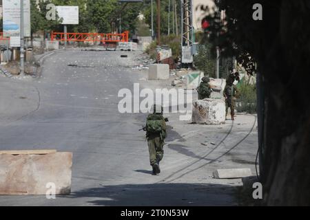 Westjordanland, Palästina. Oktober 2023. Israelische Streitkräfte schließen den nördlichen Eingang der palästinensischen Stadt Hebron im Westjordanland israelische Streitkräfte schließen den nördlichen Eingang der palästinensischen Stadt Hebron im Westjordanland am 08. Oktober 2023. Foto: Mamoun Wazwaz apaimages Hebron Westbank palästinensisches Gebiet 081023 HEBRON MW 0024 Copyright: XapaimagesxMamounxWazwazxxapaimagesx Credit: Imago/Alamy Live News Stockfoto