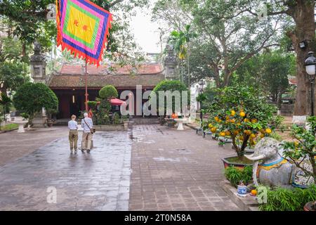 Hanoi, Vietnam. Quan Thanh Tempel, ein taoistischer Tempel, Eingangshof. Stockfoto