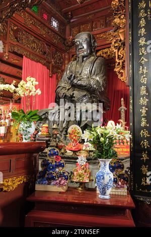 Hanoi, Vietnam. Quan Thanh Tempel, ein taoistischer Tempel. Statue von Tran Vu (vietnamesischer Name) oder Xuan Wu (chinesischer Name). Stockfoto