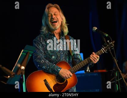 Live Oak, Usa. Oktober 2023. Jim Lauderdale tritt beim siebten jährlichen Suwannee Roots Revival Musikfestival im Spirit of the Suwannee Music Park in Live Oak auf. Quelle: SOPA Images Limited/Alamy Live News Stockfoto