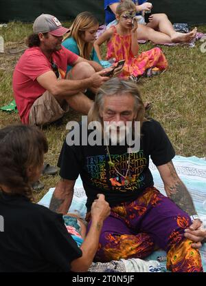 Live Oak, Usa. Oktober 2023. Die Menschen genießen die Musik beim siebten jährlichen Musikfestival Suwannee Roots Revival im Spirit of the Suwannee Music Park in Live Oak. Quelle: SOPA Images Limited/Alamy Live News Stockfoto