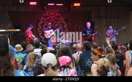 Live Oak, Usa. Oktober 2023. The Grass Is Dead tritt beim siebten jährlichen Musikfestival Suwannee Roots Revival im Spirit of the Suwannee Music Park in Live Oak auf. Quelle: SOPA Images Limited/Alamy Live News Stockfoto