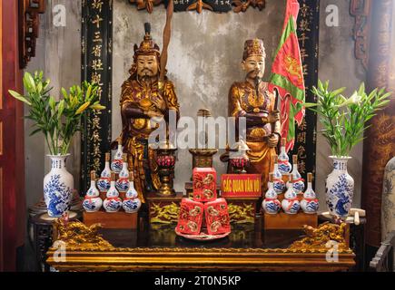 Hanoi, Vietnam. Quan Thanh Tempel, ein taoistischer Tempel. Gottheiten in Seitenschreinen. Stockfoto