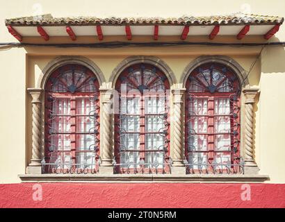 Straßenblick auf ein altes Kolonialgebäude Fassadendetails, Architekturhintergrund, Cuenca, Ecuador. Stockfoto