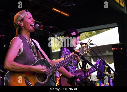 Live Oak, Usa. Oktober 2023. Die Ain't Sisters treten beim siebten jährlichen Suwannee Roots Revival Musikfestival im Spirit of the Suwannee Music Park in Live Oak auf. (Foto: Paul Hennessy/SOPA Images/SIPA USA) Credit: SIPA USA/Alamy Live News Stockfoto